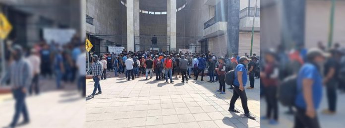 Pie de Foto.- Integrantes del grupo de autodefensas El Machete, de Pantelhó, Chiapas montaron un plantón el pasado 1 de octubre en el Congreso de Chiapas. Foto La Jornada