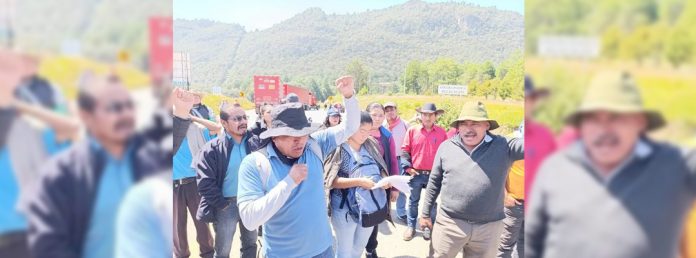 Pie de Foto.- Maestros de la sección 7 del SNTE se manifiestan también contra la implementación de dobles turnos, ya que alegan que deben dar clases en la mañana y en la tarde por el mismo salario. Foto Elio Henríquez