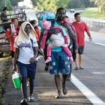 Pie de Foto.- La caravana migrante pretenden avanzar como primer punto a la CDMX para conseguir trabajo y obtener ingresos antes de seguir a la frontera con Estados Unidos. Foto Édgar H. Clement