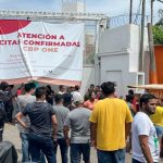 Pie de Foto.- Migrantes que han obtenido la cita del CBP One se concentran en las oficinas del Instituto Nacional de Migración para obtener ayuda. Foto Édgar H. Clemente