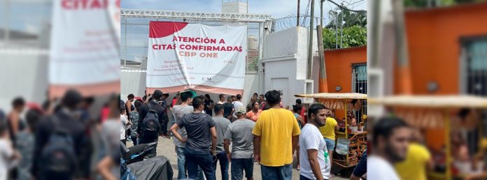 Pie de Foto.- Migrantes que han obtenido la cita del CBP One se concentran en las oficinas del Instituto Nacional de Migración para obtener ayuda. Foto Édgar H. Clemente