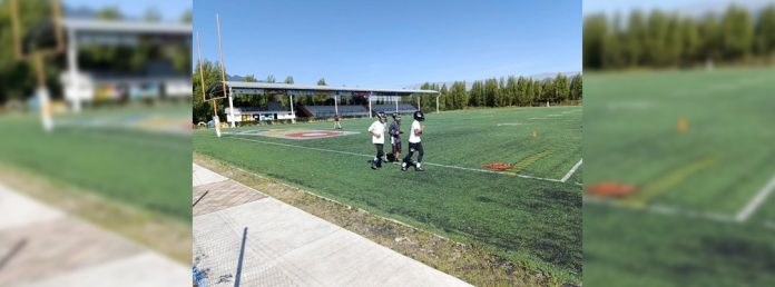 Pie de Foto .- Madres de familia cuyos hijos e hijas entrenan y juegan en el estadio pidieron a la alcaldesa “respeto” y que haya diálogo para llegar a acuerdos, con el fin de que el estadio “siga funcionado como está”. Foto Elio Henríquez