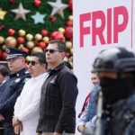 Pie de Foto.- La nueva coorporación policiaca FRIP en el estado de Chiapas realizó su primera acción para disuadir un bloqueo en la ciudad de Comitán. Foto @OscarAparicio