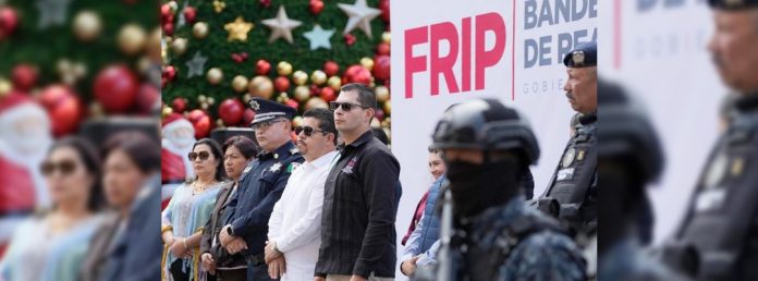 Pie de Foto.- La nueva coorporación policiaca FRIP en el estado de Chiapas realizó su primera acción para disuadir un bloqueo en la ciudad de Comitán. Foto @OscarAparicio