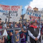 Pie de Foto.- Varios de los competidores soltaron palomas de la paz antes de iniciar a las 7 de la mañana y portaron banderas blancas con la palabra paz. Foto Cuartoscuro