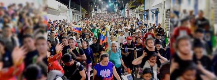 Pie de Foto.- El éxodo integrado por unas mil 500 personas emprendió la caminata hacia la carretera costera de Chiapas por donde caminaron unas seis horas hasta llegar al municipio de Huehuetán para realizar su primer descanso. Foto Édgar H. Clemente