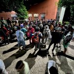 Pie de Foto.- Personal del INM intentó persuadir a los migrantes a que la caravana no avance a la frontera con EU. Foto Edgar H. Clemente