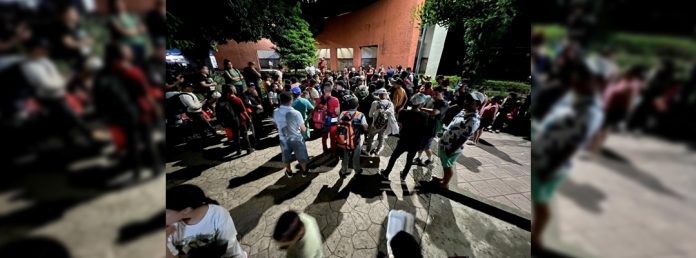 Pie de Foto.- Personal del INM intentó persuadir a los migrantes a que la caravana no avance a la frontera con EU. Foto Edgar H. Clemente