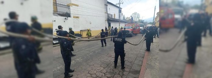 Pie de Foto.- Bomberos, policías y personal de Protección civil de Chiapas participaron en el combate. Foto Elio Henríquez