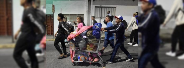 Pie de Foto.- Al menos 14 caravanas han intentado salir de Chiapas, la mayoría de ellas han sido disueltas entre Chiapas y Oaxaca con el ofrecimiento de traslados en autobuses a otras ciudades del sureste, e incluso con el otorgamiento de Formas Migratorias Múltiples para que pudieran abordar transporte y seguir hacia el norte de México. Foto Édgar H. Clemente