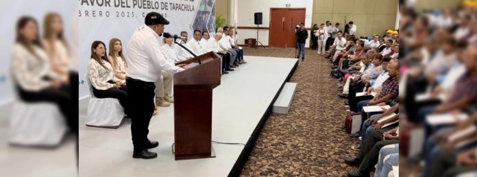 Pie de Foto.- Omar Gómez Cruz, Secretario de Salud de Chiapas, participó en un evento oficial para poner en marcha brigadas de fumigación contra vectores. Foto Edgar H. Clemente