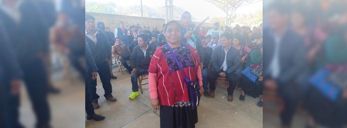 Pie de Foto.- Habitantes del municipio de Oxchuc, único que se rige por usos y costumbres, eligieron este miércoles a mano alzada a Alicia Sántiz Gómez, con síndica del ayuntamiento. Foto Elio Henríquez