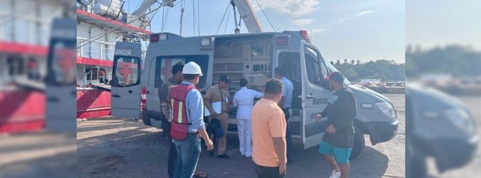 Pie de Foto.-“Personal de Sanidad Naval, arribó al área con el fin de efectuar valoración médica a los tripulantes, encontrándose en buen estado de salud y sin complicaciones que pongan en riesgo su vida”, indicó la Semar en un informe. Foto Cortesía Semar