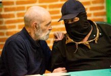 Pie de Foto.- El Encuentro de arte, rebeldía y resistencia hacia el día después concluyó ayer con la mesa redonda Las artes y la tormenta, en la que participaron el actor y director de teatro Luis de Tavira y el capitán Marcos como moderador (en la imagen). Todo es arte, político, ideológico, económico, cultural, social y nosotros ya no queremos el arte del mal sistema capitalista. Queremos una nueva forma para la vida, expresó el subcomandante Moisés. Foto Moysés Zúñiga Santiago
