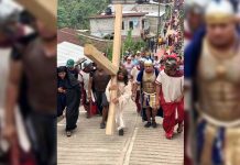 Pie de Foto.- La obra se realiza en la localidad ubicada en las faldas del Volcán del Tacaná- una elevación binacional entre México y Guatemala- a 1 mil 300 metros sobre el nivel del mar y en la que participan unos 300 actores durante la Semana Santa. Foto 'La Jornada'