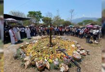 Pie de Foto.- Familiares y amigos de las 11 víctimas de un ataque armado en el municipio de Chicomuselo, Chiapas recordaron a los fallecidos a un año de la masacre. Foto Foto: Cortesía oficina de prensa de la Diócesis de San Cristóbal