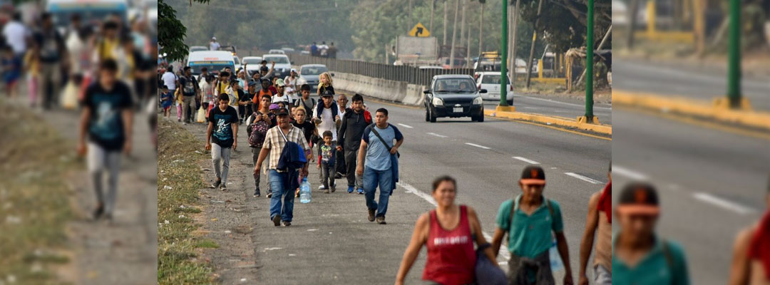 Pie de Foto.- Avance de la columna de migrantes hacia Huehuetán, Chiapas, el pasado lunes. Foto Ap