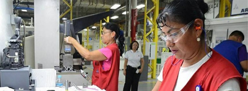 El cambio se concentró en el comercio, con un aumento de 566 mil personas; en la industria manufacturera, con 436 mil y en servicios diversos, con 341 mil personas. Foto Cristina Gómez / Archivo