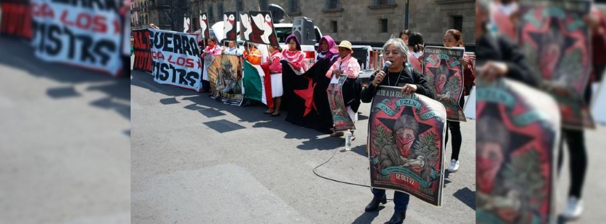 Pie de Foto.- Tras el ataque armado que sufrió el indígena tseltal Gilberto López Sántiz el lunes pasado, integrantes de organizaciones y colectivos exigieron a las autoridades federales poner un alto a la “escalada de agresiones” de paramilitares. En la imagen, Jornada contra el paramilitarismo en Chiapas, en solidaridad con los zapatistas. Foto José Antonio López