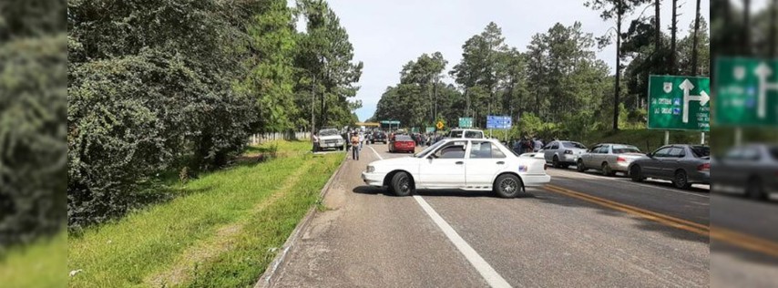 Pie de Foto.- En imagen de archivo, bloqueo en la comunidad de Rancho Nuevo, municipio de San Cristóbal. Foto La Jornada