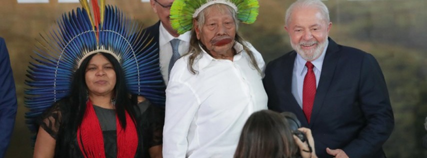 El presidente brasileño Luiz Inácio Lula da Silva junto con el líder indígena Raoni Metuktirw y la Ministra de los Pueblos Indígenas, Sonia Guajajara, durante el anuncio del plan para salvar el Amazonas, el 5 de junio de 2023. Foto Ap