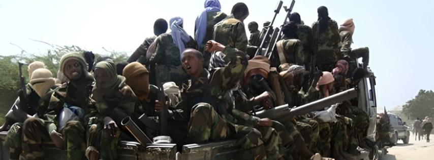 En imagen de archivo, miembros del grupo islamista radical de Al Shabaab, desfilan por las calles de Mogadiscio, capital de Somalia. Foto Reuters