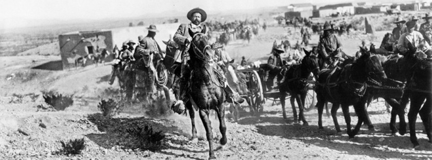 Pancho Villa cabalgando al frente de sus hombres, en una imagen que al parecer fue tomada en La Mula, antes de la batalla de Ojinaga, en 1913. Foto atribuida a John Davidson Wheelan, fotógrafo de la Mutual Film Corporation