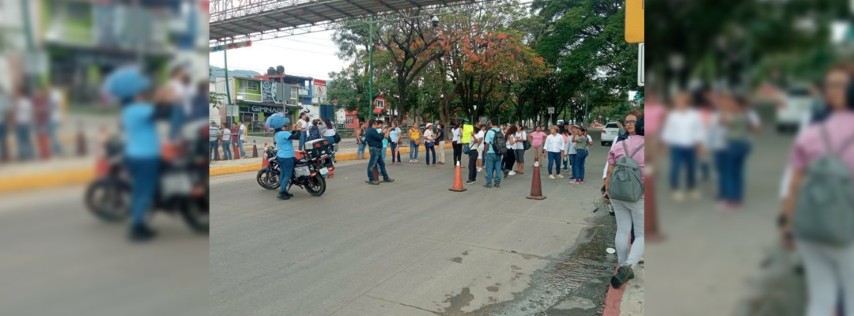Familiares de los desaparecidos realizan un bloqueo a l altura de las instalaciones de la SSyPC, en Chiapas. Foto ‘La Jornada’