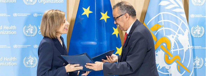 El director general de la OMS, Tedros Adhanom Ghebreyesus, y la comisaria europea de Salud, Stella Kyriakides, firmaron esta "iniciativa histórica para reforzar la seguridad sanitaria mundial", en Ginebra, el 5 de junio de 2023. Foto tomada de Twitter @DrTedros