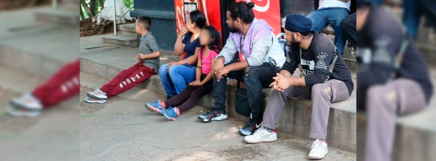 Pie de Foto .- Los extranjeros eran traficados en condiciones de hacinamiento en dos vehículos cuando fueron interceptados en el tramo carretero Ocozocoautla-Malpasito. Foto SSPC