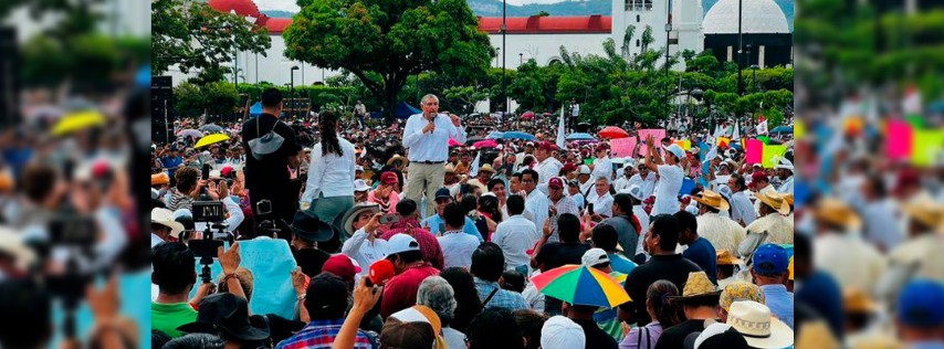Pie de Foto.- Adán Augusto López Hernández, aspirante a coordinar los comités de defensa de la Cuarta Transformación, defendió los nuevos Libros de Texto Gratuito, durante su gira por Chiapas, el 24 de agosto de 2023. Foto ‘La Jornada’