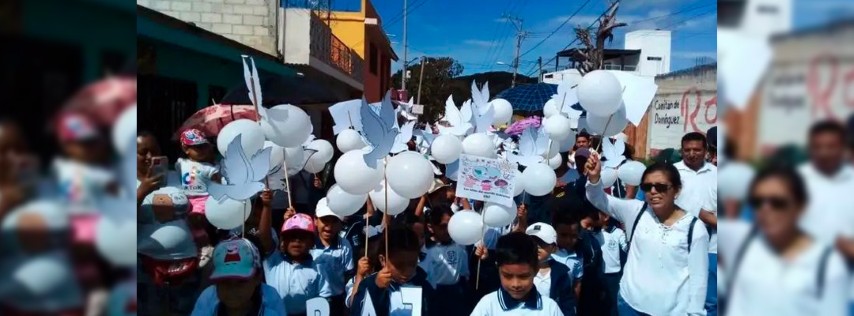 Pie de Foto.- Con figuras de palomas hechas de pale blanco y con globos. “La paz es ayudar”, “no a la violencia, la paz es buena”, escribieron los alumnos en cartulinas. Foto La Jornada.