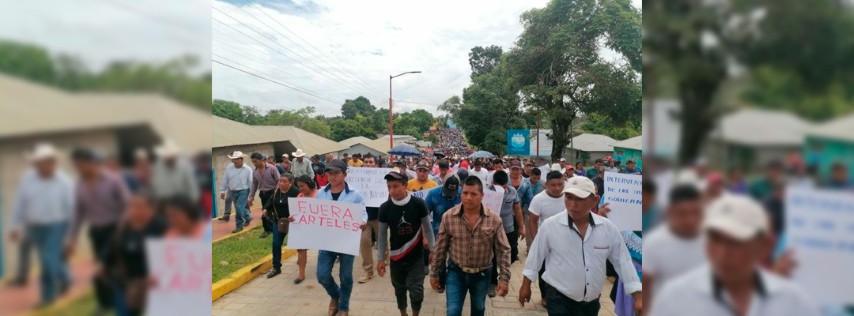 Pie de Foto.- Más de tres mil habitantes de la comunidad de Nueva Palestina, municipio de Ocosingo, marcharon este jueves para exigir la presencia de las fuerzas de seguridad por el cobro de piso de presuntos integrantes del Cártel de Sinaloa. Foto La Jornada