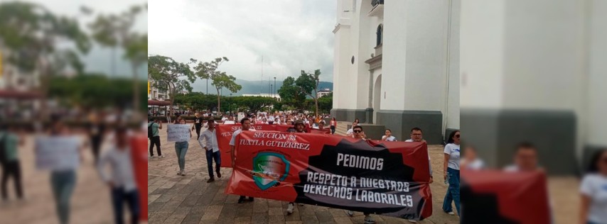 Pie de Foto.- Marcha de trabajadores del PJF en Tuxtla Gutiérrez. Foto/ La Jornada.