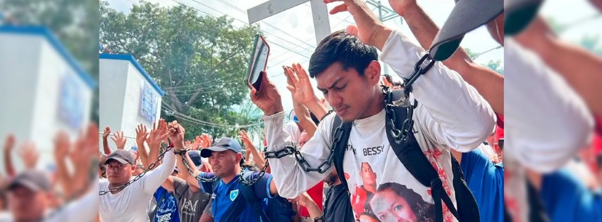 Pie de Foto.- Migrantes se encadenaron durante la marcha que culminó frente a las oficinas del INM en Tapachula, Chiapas. Foto Edgar H. Clemente.