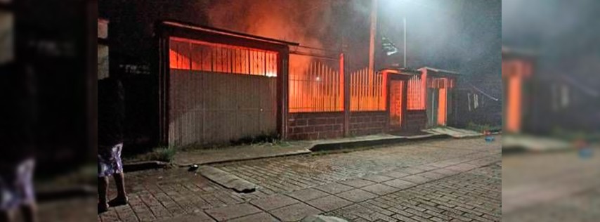 #Pie de Foto.- El portón de una vivienda incendiada la noche del viernes en la cabecera municipal de Altamirano, Chiapas. Pobladores señalan a seguidores del ex alcalde Roberto Pinto como los presuntos responsables de los destrozos.Foto La Jornada