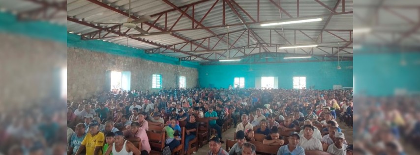 Pie de Foto.- Aspecto de la asamblea realizada ayer por la tarde, en la cual pobladores de Frontera Corozal, municipio de Ocosingo, Chiapas, acordaron liberar a ocho policías estatales retenidos. Foto 'La Jornada'
