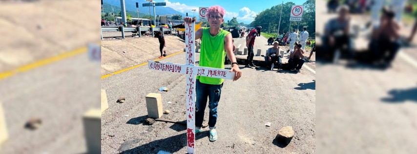 Pie de Foto.- Migrantes bloquean el paso en la carretera costera de Chiapas para exigir al INM documentos de tránsito, el 9 de noviembre de 2023. Foto Edgar H. Clemente