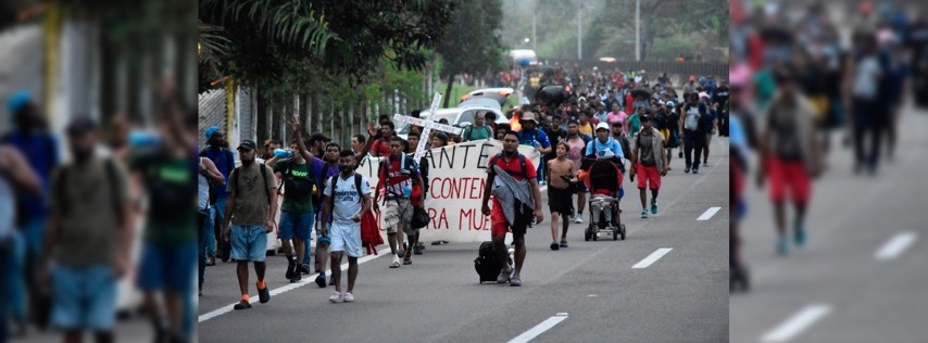 Pie de Foto.- La caravana de migrantes, que recorrió 45 kilómetros luego de tres días de caminata por la carretera costera de Chiapas, llegó al municipio de Huixtla, donde realizarán su tercera escala, el 1 de noviembre de 2023. Foto Édgar H. Clemente