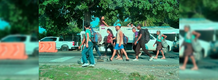 Pie de Foto.- Diariamente migrantes caminan por las carreteras de Chiapas intentando avanzar a la frontera con EU. Ante la falta de papeles no pueden abordar autobuses y se aventuran ir a pie. Foto Edgar H. Clemente