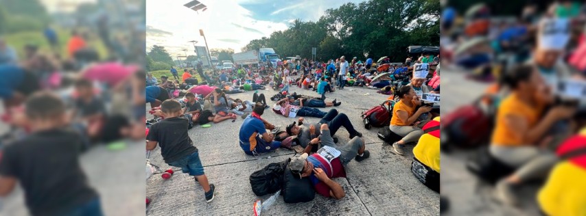 Pie de Foto.- Migrantes protestan en ambos sentidos de la carretera costera de Chiapas; exigen documentos de tránsito, el 8 de noviembre de 2023. Foto Edgar H. Clemente
