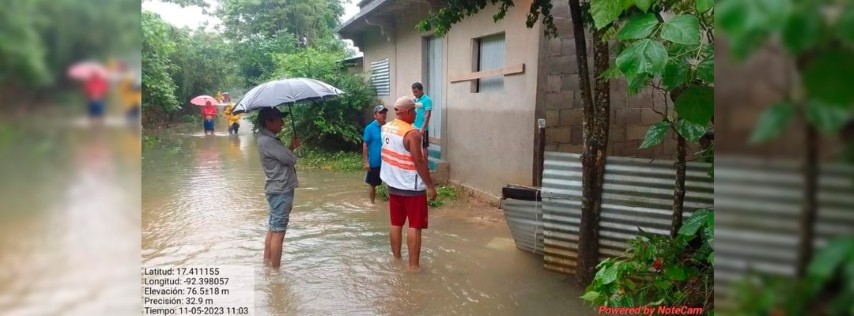 Pie de Foto.- Elementos de Protección Civil estatal atienen a familias afectadas por las inundaciones deribadas del frente frío número 8. Foto tomada de X @pcivilchiapas