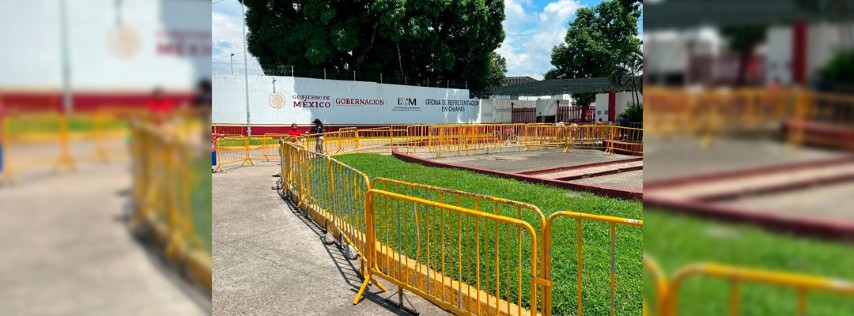 Pie de Foto.- Exterior de la estación migratoria Siglo 21 en Tapachula, Chiapas. Foto Edgar H. Clemente.