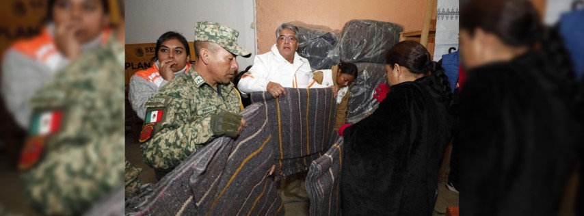 Pie de Foto.- La Secretaría de Protección Civil de Chiapas informó que ante las bajas temperaturas que se han presentado, inició un operativo de entrega de cobertores a población vulnerable que habita en zonas altas de la entidad. Foto ‘La Jornada’