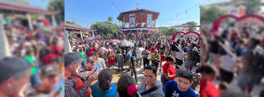 Pie de Foto.- Migrantes en la plaza central de Tapachula. Foto Édgar H. Clemente.