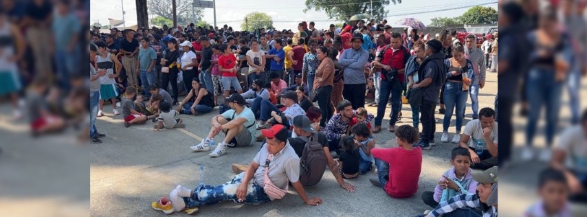 Pie de Foto.- Migrantes en Tapachula, Chiapas, se han sumado a la convocatoria para interponer recursos de amparo que les permitan avanzar por México. Foto Edgar H. Clemente.