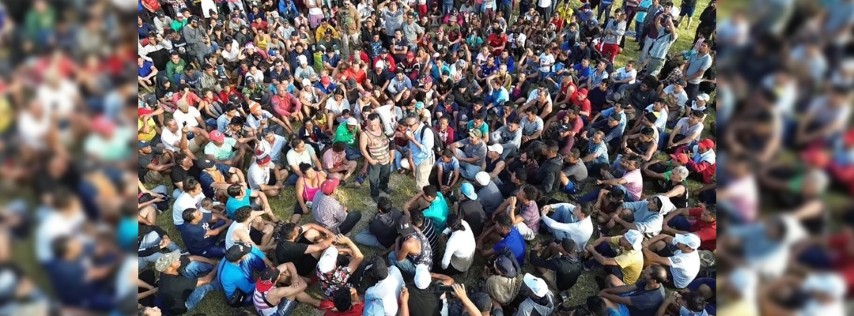 Pie de Foto.- La caravana migrante, “éxodo de la pobreza”, decidió descansar en el municipio de Mapastepec en el sexto día de su travesía por la costa de Chiapas, el 29 de diciembre de 2023. Foto/Édgar H. Clemente/La Jornada.