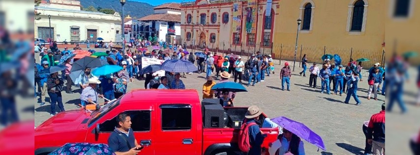 Pie de Foto.- Profesores bloquearon avenidas para exigir que las autoridades los reciban. Foto Elio Henríquez