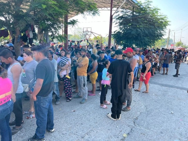 Pie de Foto.- La Caravana migrante descansa en un deportivo de Mapastepec, Chiapas; el contingente denominado "éxodo de la pobreza" ha reducido su número de 7 mil a 3 mil 286. Foto Edgar H Clemente.