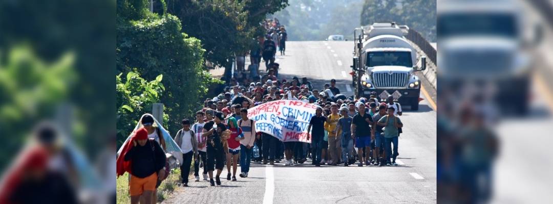 Pie de Foto.- En la vanguardia del contingente los indocumentados portan una manta con la frase “migrar no es crimen, criminal es un gobierno que reprime migrantes”, en Tapachula, Chiapas, el 25 de enero de 2024. Foto Edgar H. Clemente